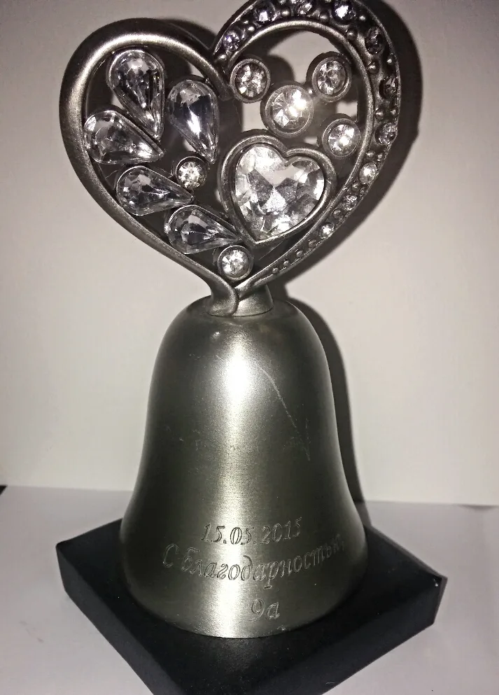 Sirds formas trofeja ar gravējumu